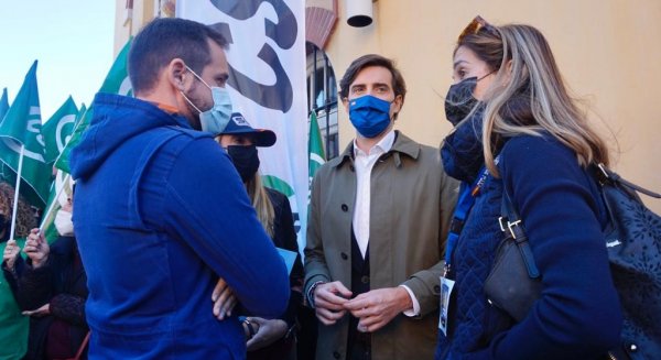 PP sale a la calle en Málaga junto a los agentes contra la reforma del Gobierno de la Ley de Seguridad
