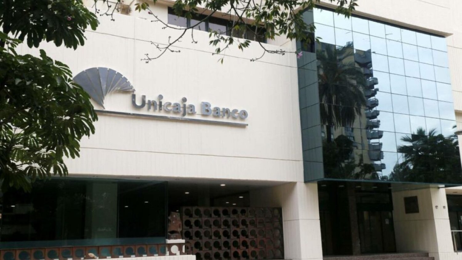Los sindicatos realizan una propuesta conjunta como alternativa al ERE de Unicaja