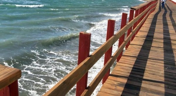 Estepona anuncia que reparará los daños causados por el temporal en el corredor litoral