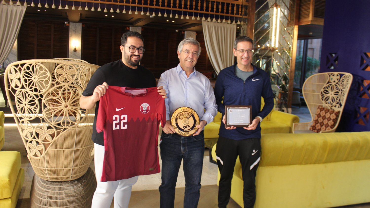 El alcalde de Estepona recibe a la selección de fútbol de Qatar