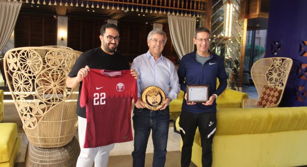 El alcalde de Estepona recibe a la selección de fútbol de Qatar