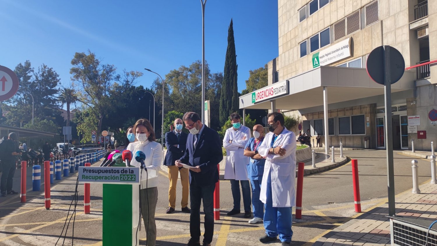 La delegada del Gobierno Andaluz, Patricia Navarro, anima a los malagueños a vacunarse