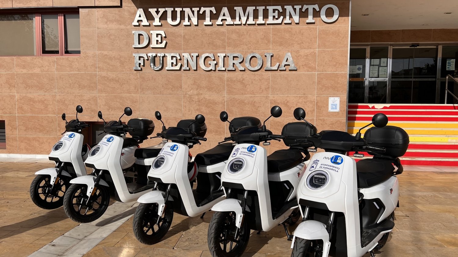 Fuengirola amplía su parque móvil sostenible con la adquisición de cinco motos eléctricas