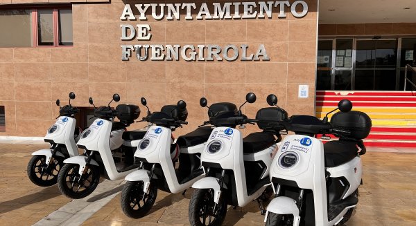 Fuengirola amplía su parque móvil sostenible con la adquisición de cinco motos eléctricas