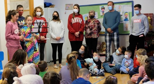 La delegada territorial de Educación y Deporte se une a la celebración del Día Nacional del Pijama
