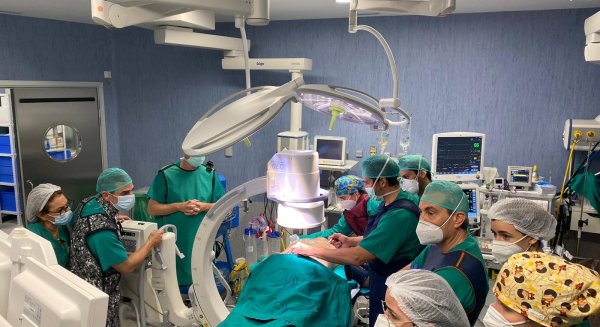 Hospital Regional de Málaga acoge un curso de cirugía mínimamente invasiva en patología de columna