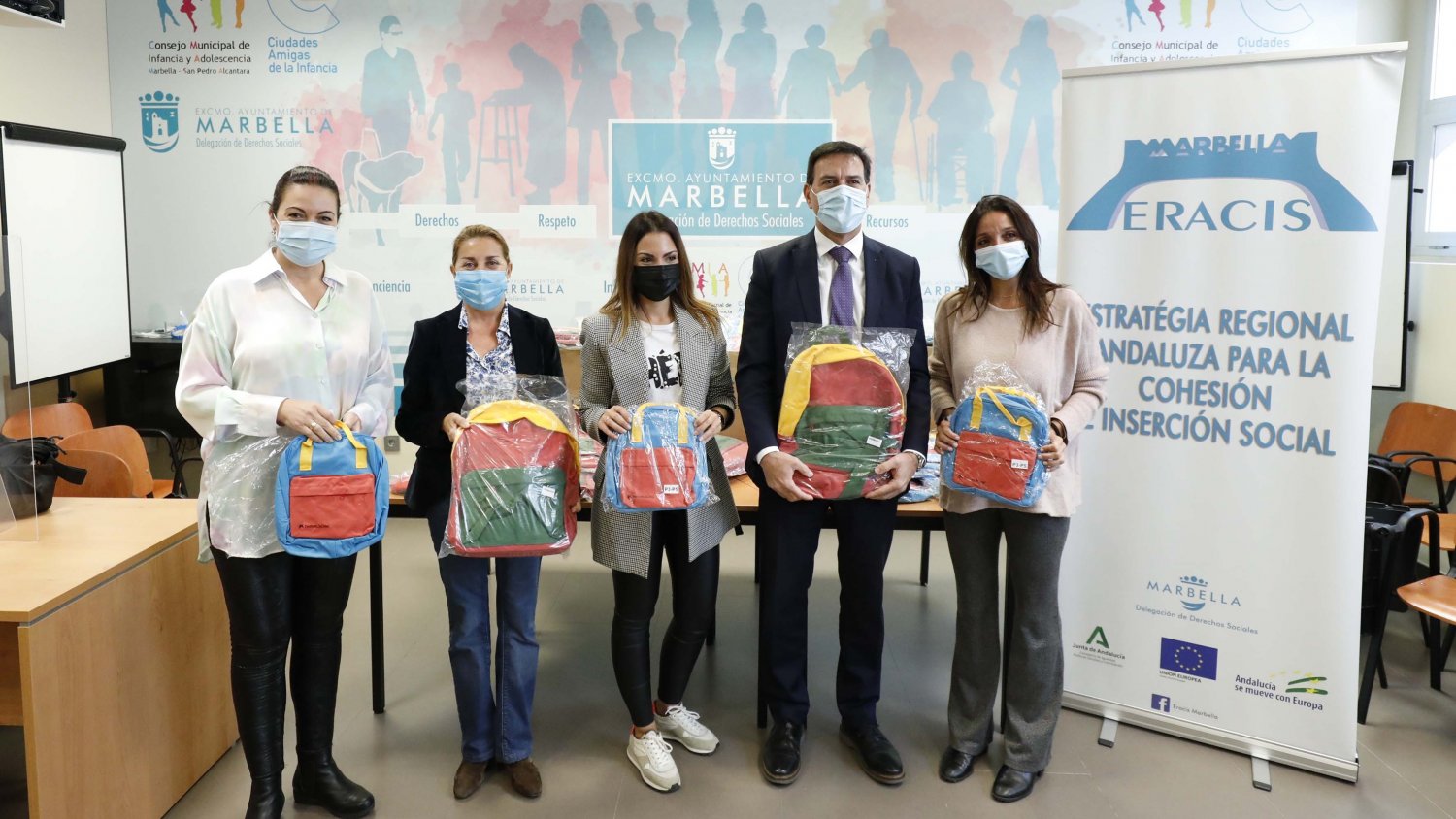 Derechos Sociales y Fundación La Caixa entregan 75 lotes de material escolar al CEIP Las Albarizas