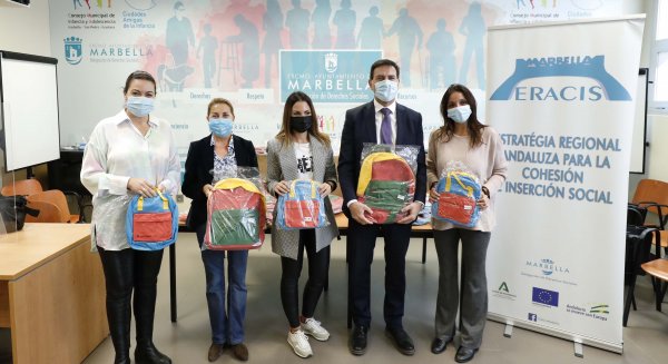 Derechos Sociales y Fundación La Caixa entregan 75 lotes de material escolar al CEIP Las Albarizas