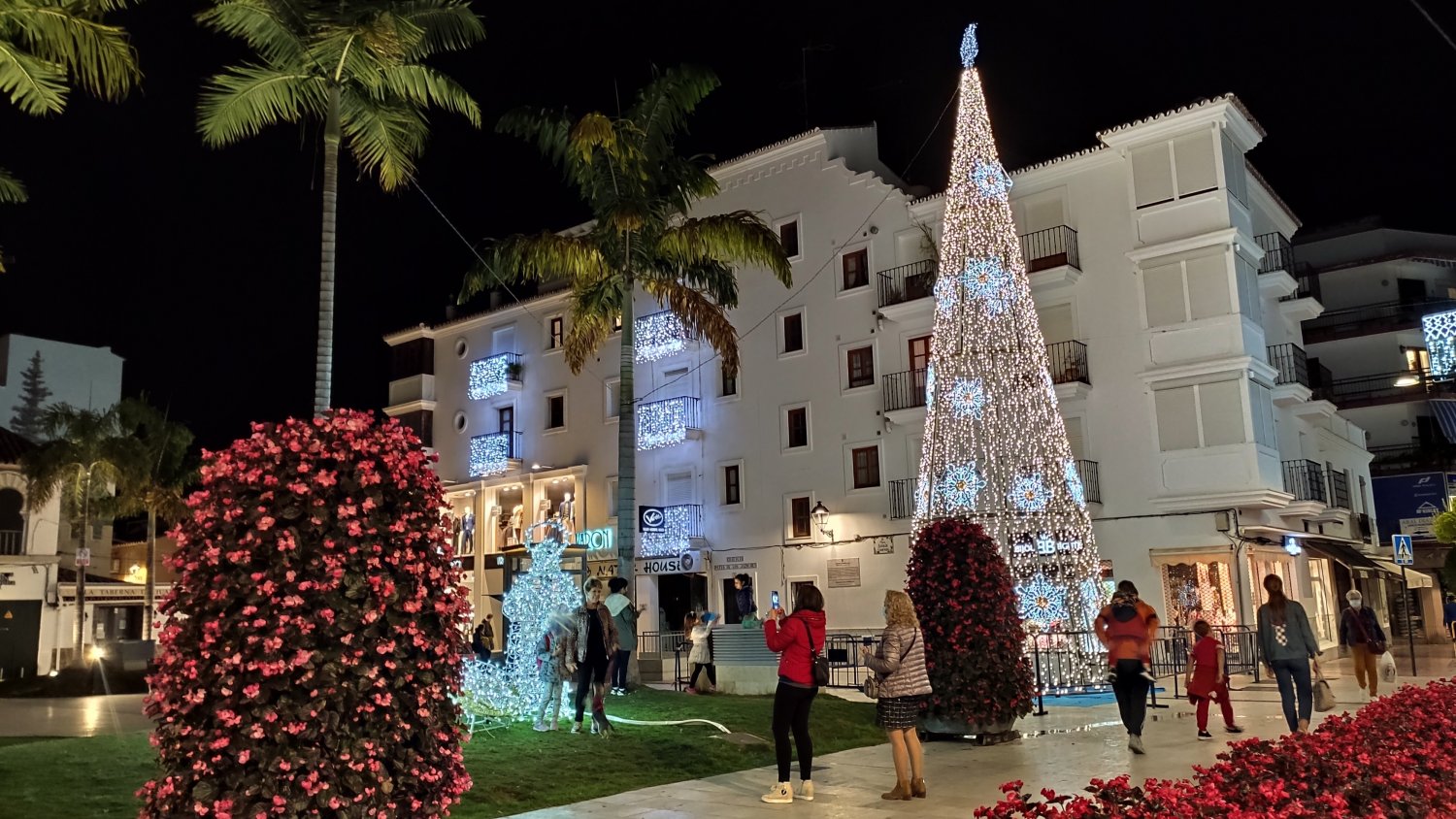 Estepona enciende su alumbrado navideño con más de 2.000 elementos decorativos