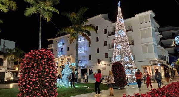 Estepona enciende su alumbrado navideño con más de 2.000 elementos decorativos