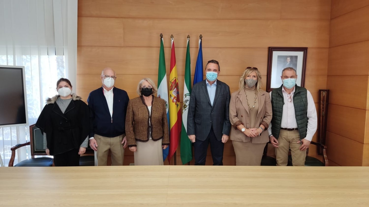 El alcalde de Torremolinos recibe la insignia de oro de la asociación Grupo Girasoles