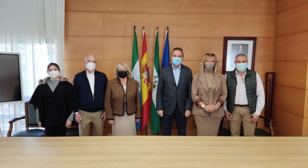 El alcalde de Torremolinos recibe la insignia de oro de la asociación Grupo Girasoles