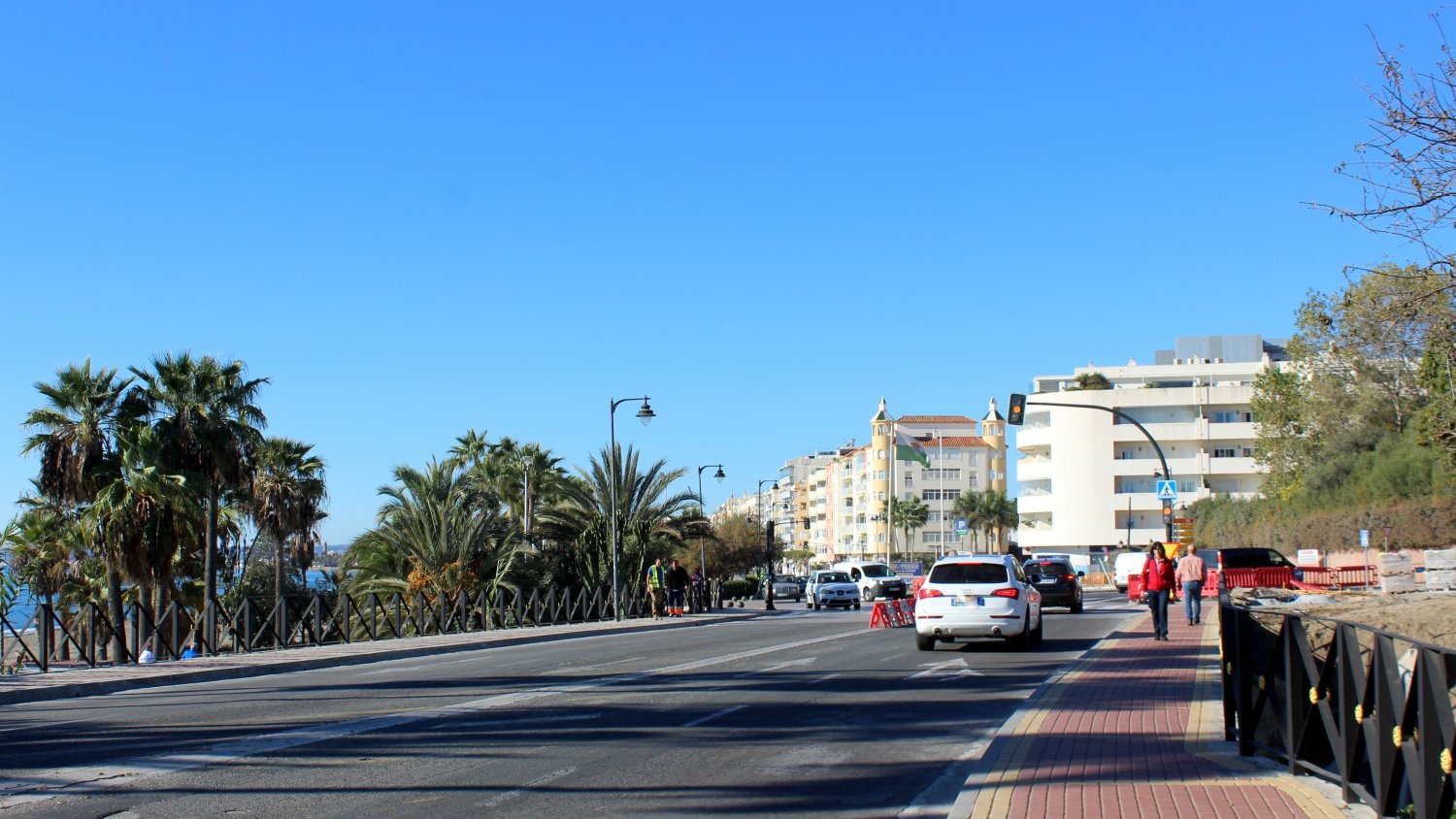 Estepona duplica la superficie de las pasarelas del puente de La Cala