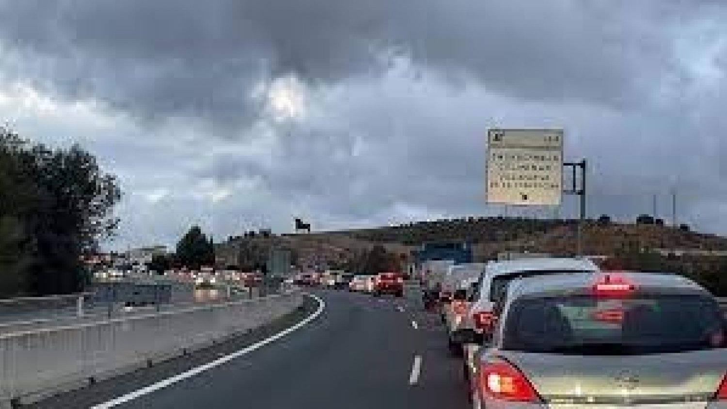 El carril de la A-45 cortado tras el accidente de tráfico de un tráiler