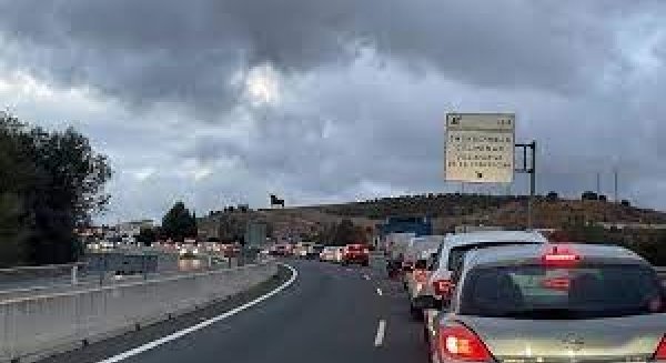 El carril de la A-45 cortado tras el accidente de tráfico de un tráiler