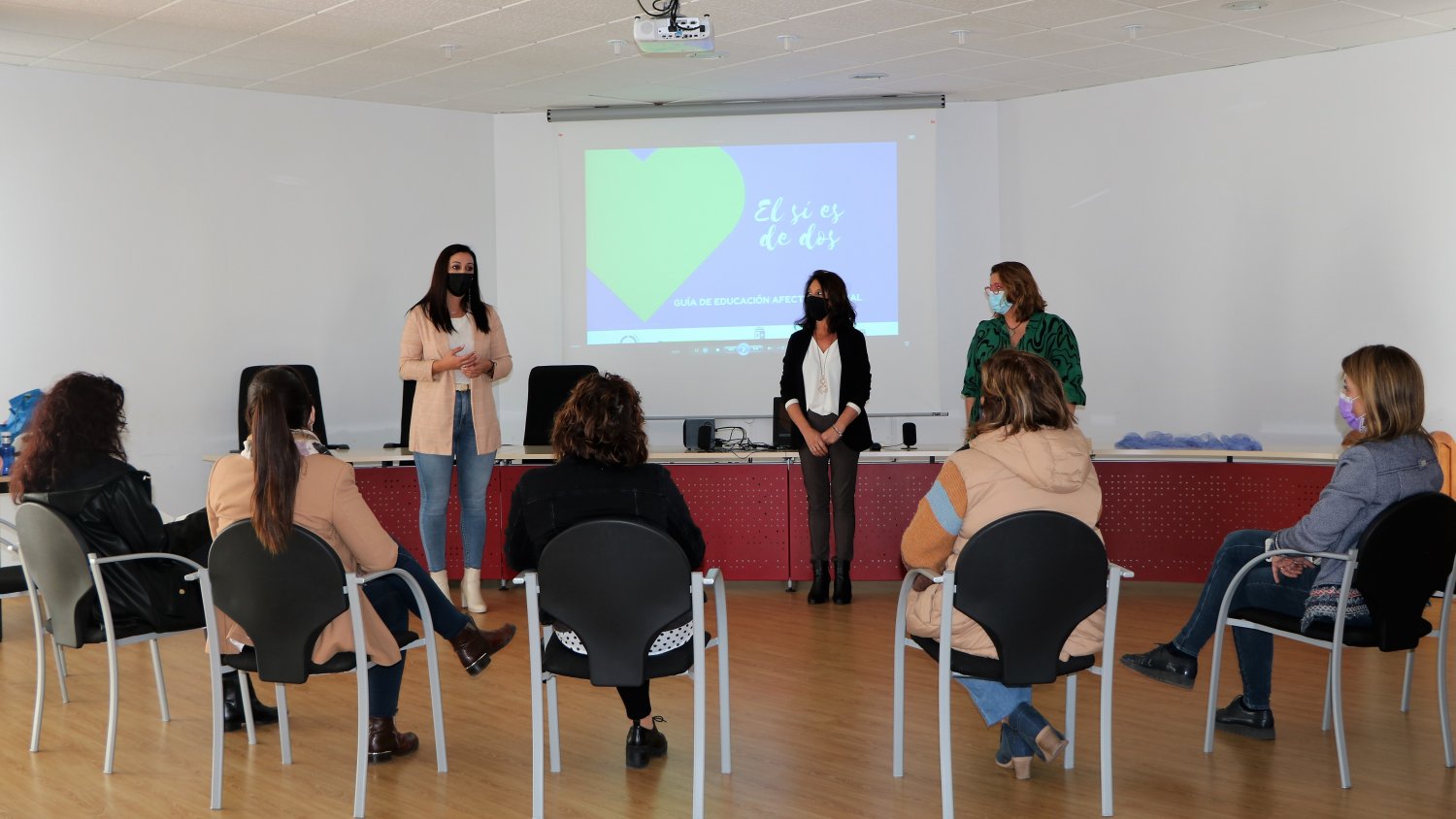 Igualdad presenta la guía de educación afectivo sexual para secundaria en Torrox