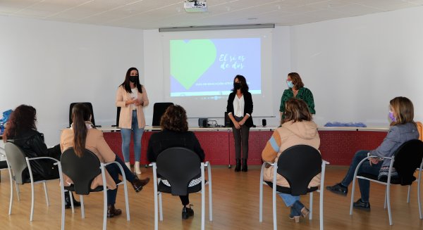 Igualdad presenta la guía de educación afectivo sexual para secundaria en Torrox