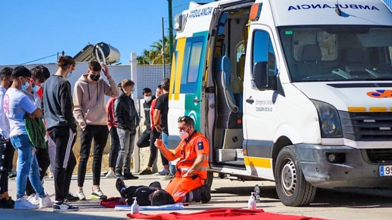 El 061 enseña cómo actuar ante emergencias sanitarias a 150 jóvenes de Almayate