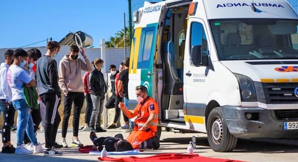 El 061 enseña cómo actuar ante emergencias sanitarias a 150 jóvenes de Almayate