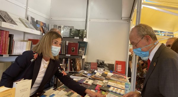 El alcalde de Málaga acude a la inauguración de la L edición de la Feria del Libro