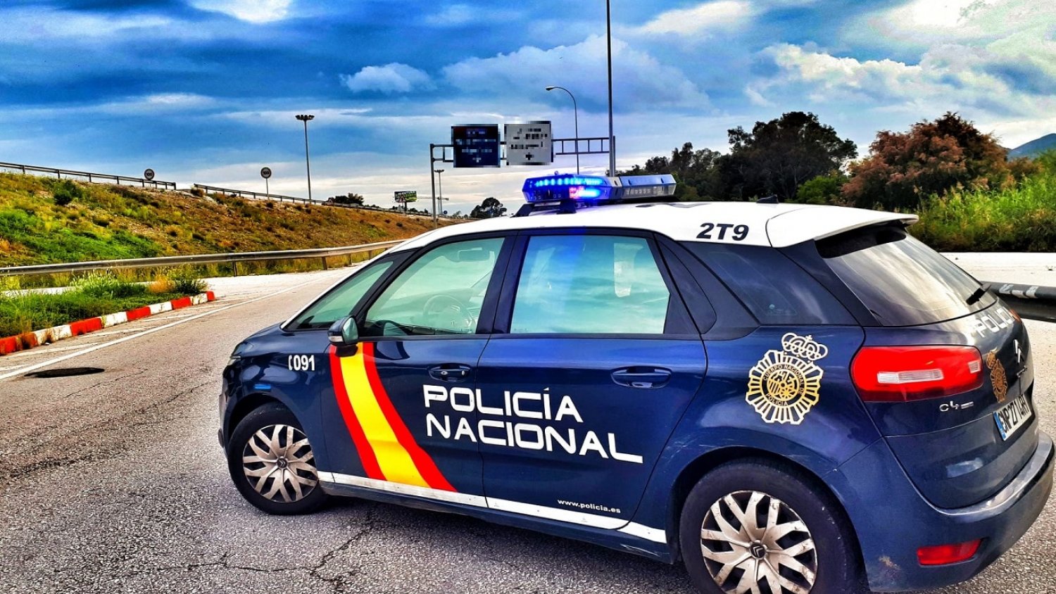 La Policía Nacional auxilia en Fuengirola a dos personas tras iniciarse un incendio en su vivienda