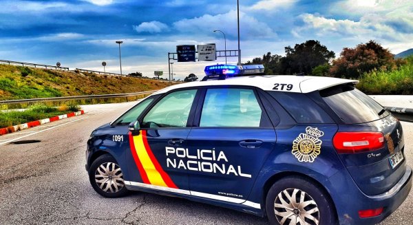La Policía Nacional auxilia en Fuengirola a dos personas tras iniciarse un incendio en su vivienda