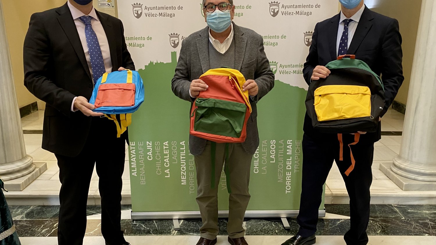 Vélez-Málaga y CaixaProinfancia donan material escolar a 100 menores en situación vulnerable