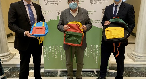 Vélez-Málaga y CaixaProinfancia donan material escolar a 100 menores en situación vulnerable