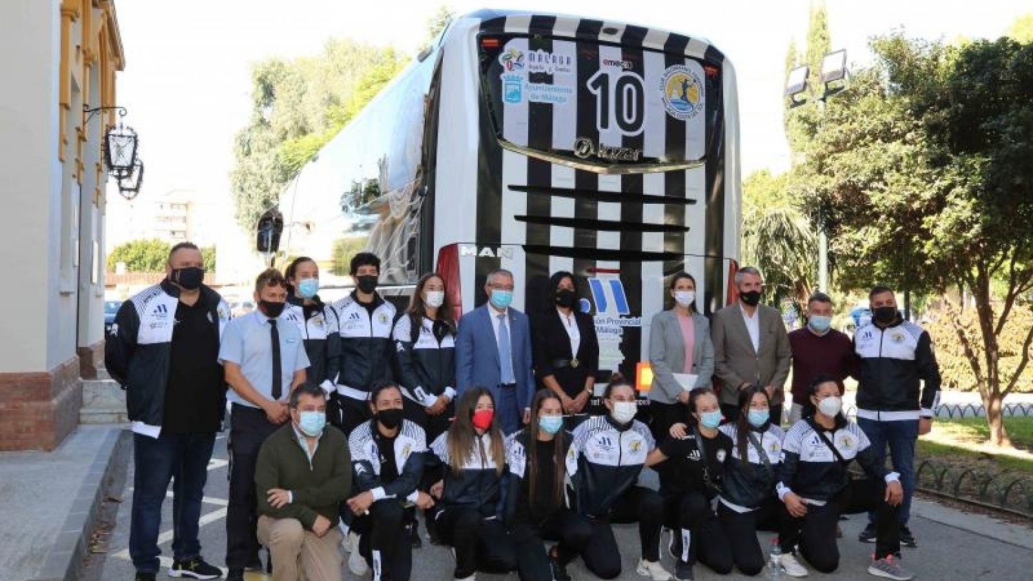 El Balonmano Málaga Costa del Sol presenta autobús en la Diputación de Málaga