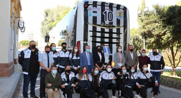 El Balonmano Málaga Costa del Sol presenta autobús en la Diputación de Málaga