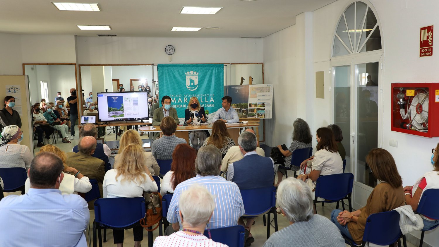 Marbella presenta en Las Chapas los proyectos que se realizarán en el distrito