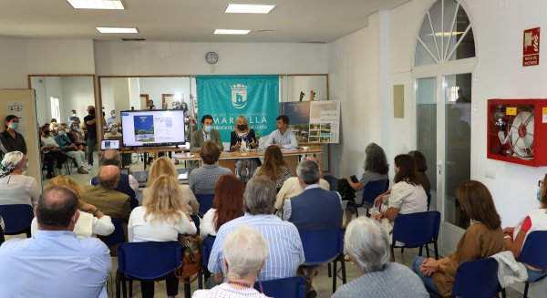 Marbella presenta en Las Chapas los proyectos que se realizarán en el distrito