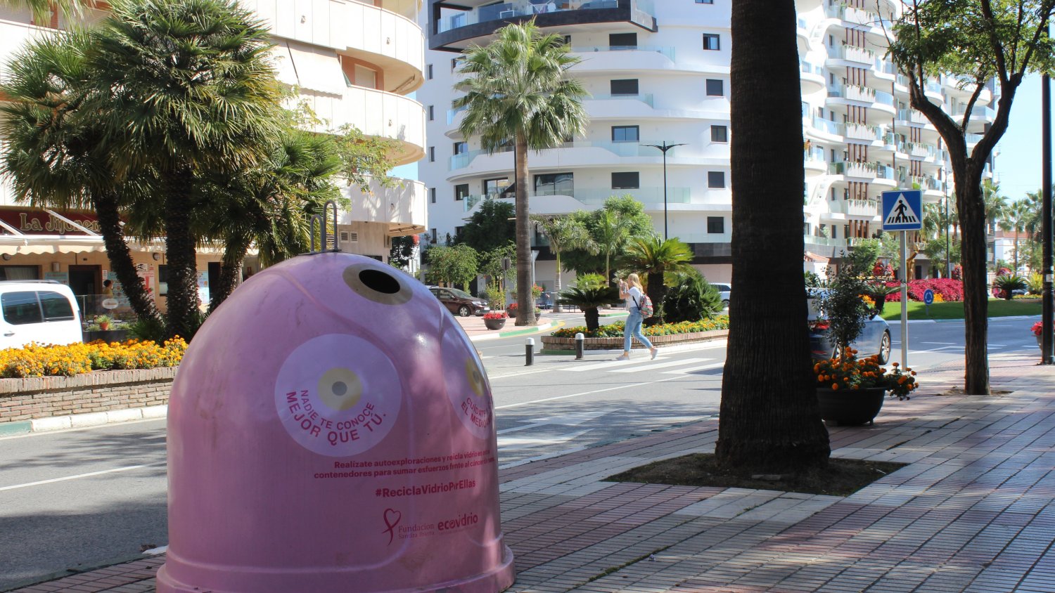 Estepona se une a la campaña solidaria de Ecovidrio para luchar contra el cáncer de mama