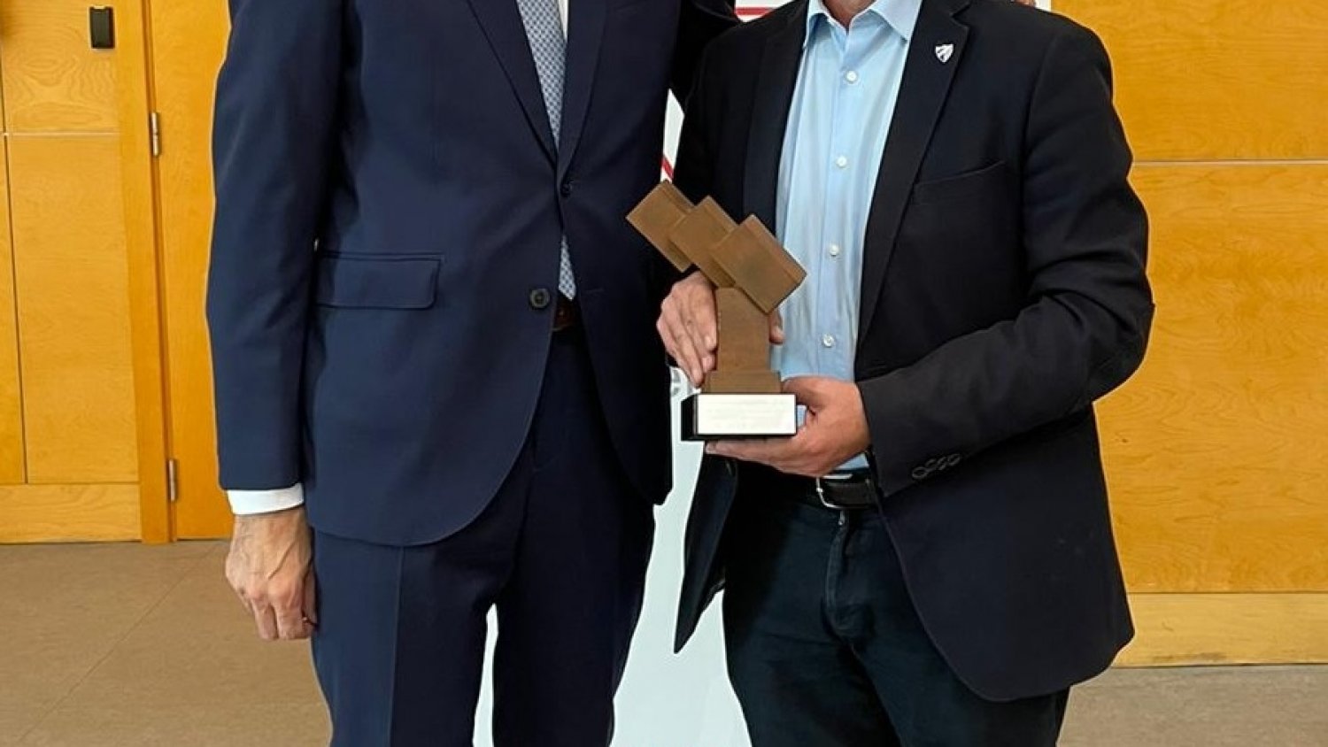 Confebus realiza un homenaje al expresidente de la APETAM, Juan Sierra