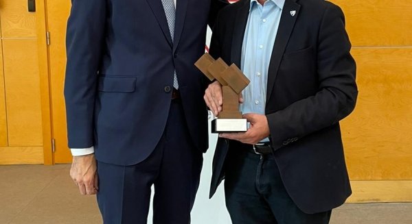 Confebus realiza un homenaje al expresidente de la APETAM, Juan Sierra