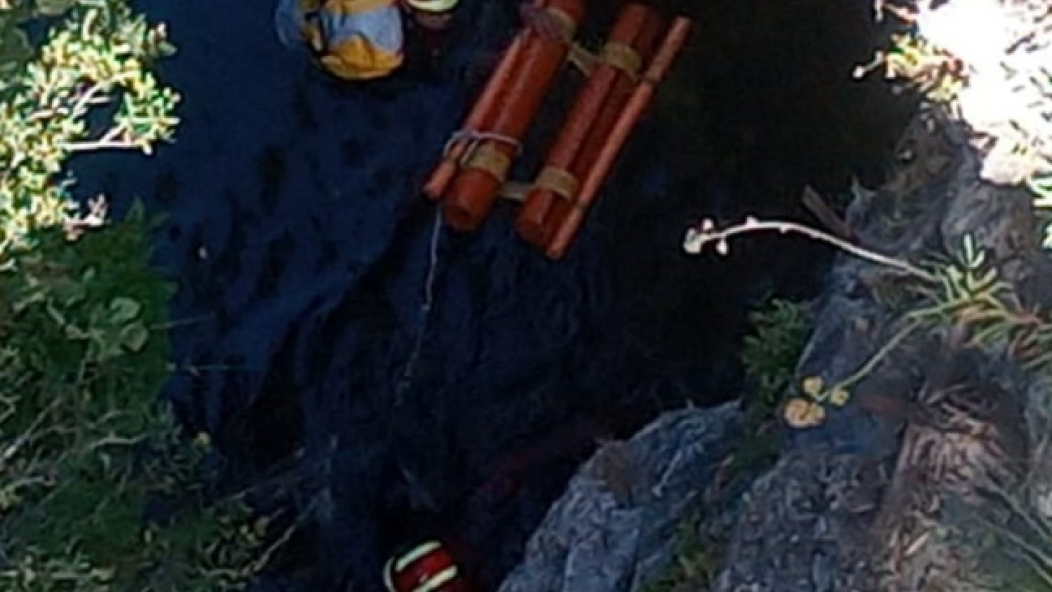 El cuerpo de Bomberos de San Pedro Alcántara rescata a un hombre en el Cañón de Las Angosturas