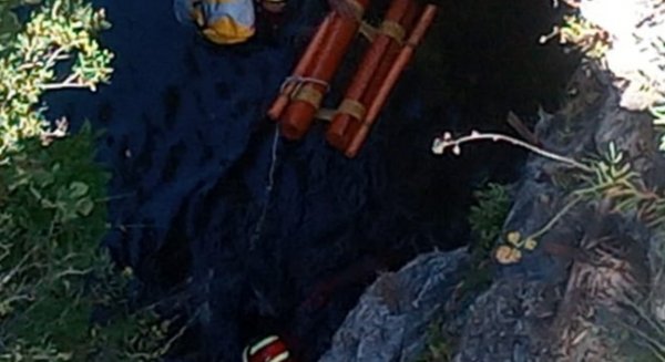 El cuerpo de Bomberos de San Pedro Alcántara rescata a un hombre en el Cañón de Las Angosturas