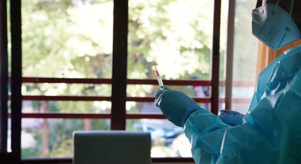 Málaga desciende los contagios por Covid y mantiene el número de fallecidos en las últimas 24h