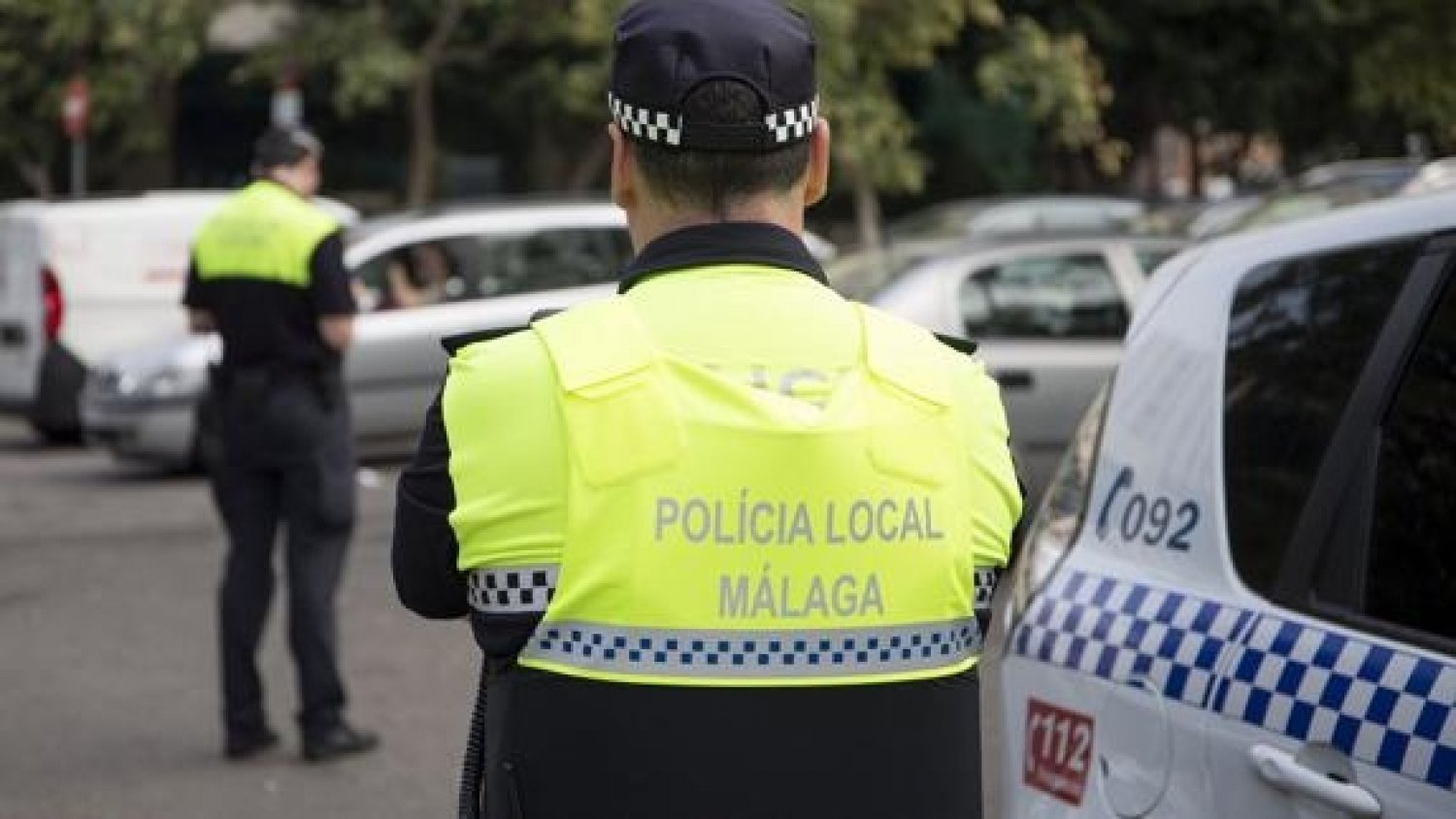 La Policía Local de Málaga identifica a un conductor que circulaba con un menor sobre el techo