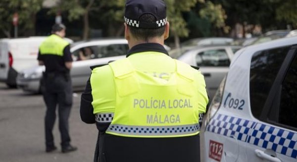 La Policía Local de Málaga identifica a un conductor que circulaba con un menor sobre el techo