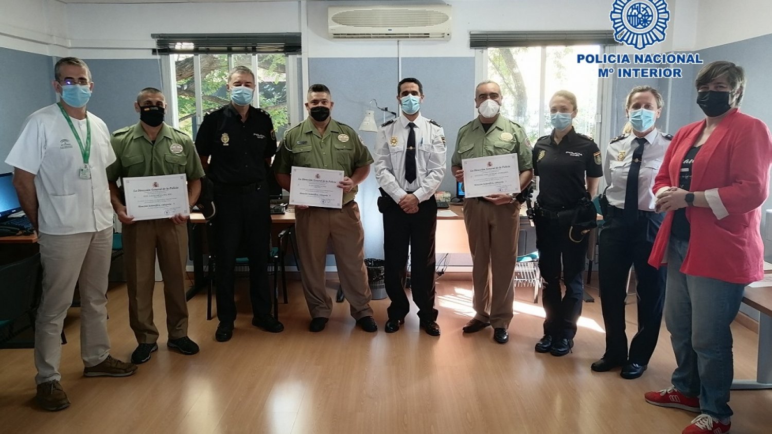 La Policía Nacional entrega menciones honoríficas al personal del Centro de Salud Las Albarizas