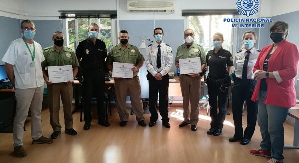 La Policía Nacional entrega menciones honoríficas al personal del Centro de Salud Las Albarizas