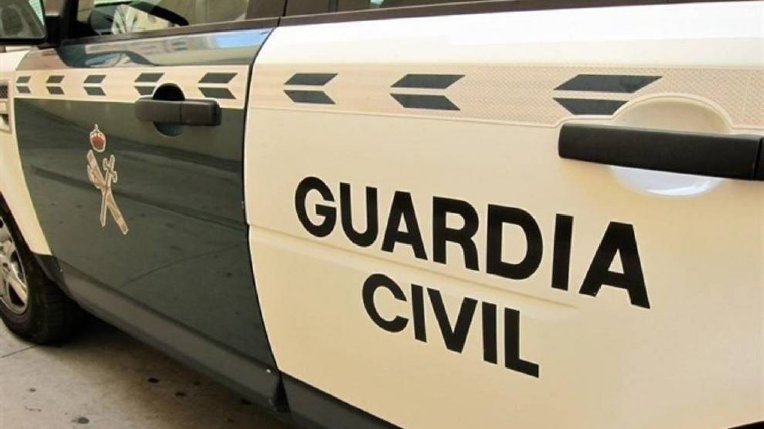Denunciado un conductor por conducir un vehículo de lujo que ocultaba placas de matrícula