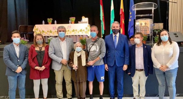 Almáchar reconoce al Servicio de Deportes de la Diputación con el 'Premio Por los Mayores 2021'
