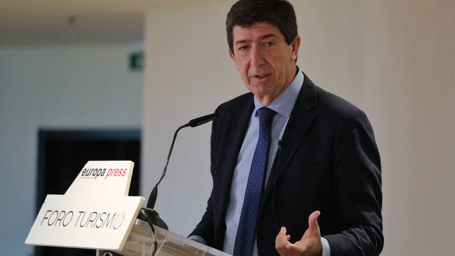 Juan Marín apuesta por reformas que sostengan a las empresas para garantizar el futuro turístico