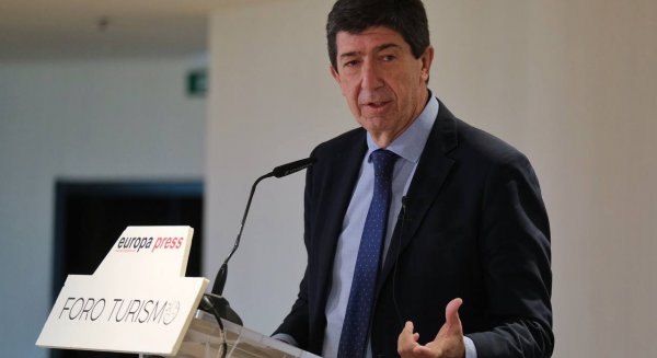 Juan Marín apuesta por reformas que sostengan a las empresas para garantizar el futuro turístico