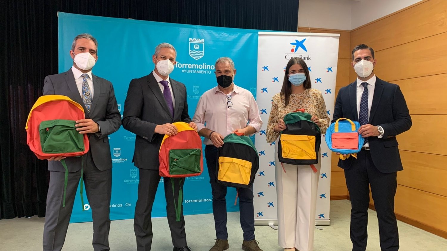 Torremolinos y la Caixa donan 100 lotes escolares para el alumnado vulnerable