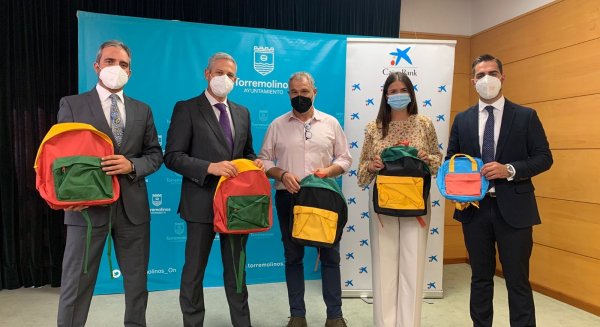 Torremolinos y la Caixa donan 100 lotes escolares para el alumnado vulnerable