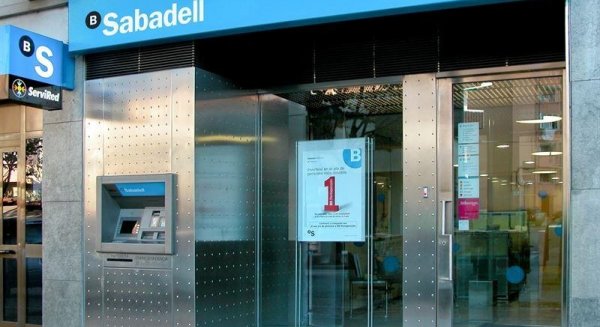 Unos 200 trabajadores de Banco Sabadell en Málaga se lanzan a la huelga