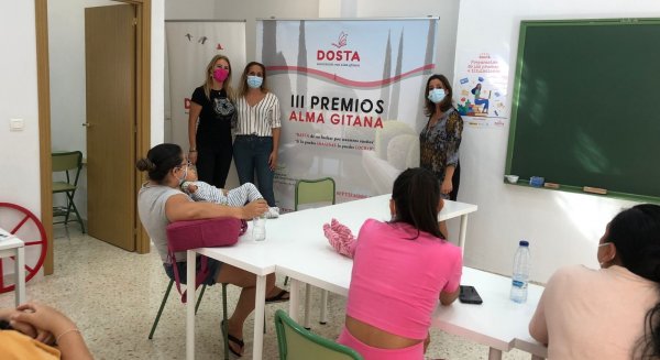 Carolina España considera fundamental la labor de la Asociación Dosta